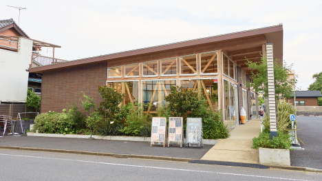 入口はスロープ。バリアフリー設計でどなたでも安心してご利用いただけます。