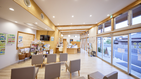 窓が大きく、明るく広い待合室。併設のカフェでもお待ちいただけます。