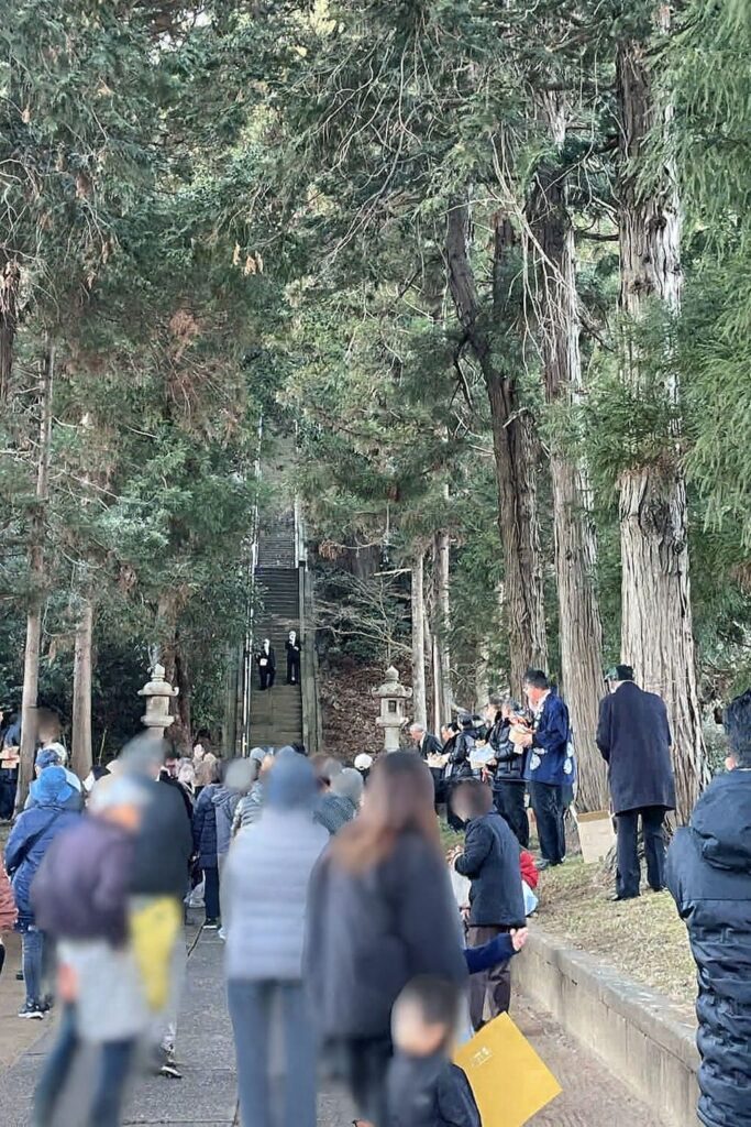 諏訪神社の節分豆まき。階段下で地域の人が集まりにぎわう様子