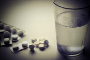 鎮痛薬・鎮痛剤を飲みすぎるとどうなる？副作用と薬との正しい付き合い方