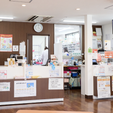 健栄 しろい薬局 店内