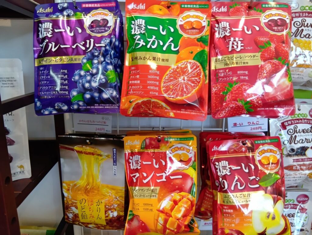 健栄しろい薬局に並ぶ果実味の濃い飴シリーズ