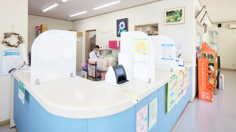 受付はコチラ。笑顔でお迎え、スピーディーな対応をモットーにしています。
