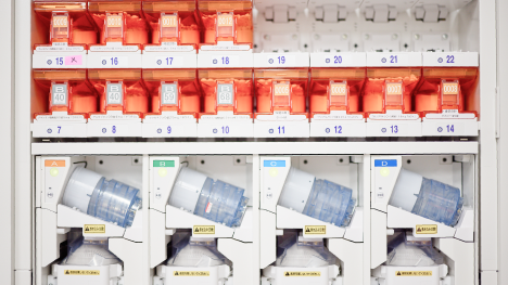 待ち時間対策に自動分包機を導入しています。