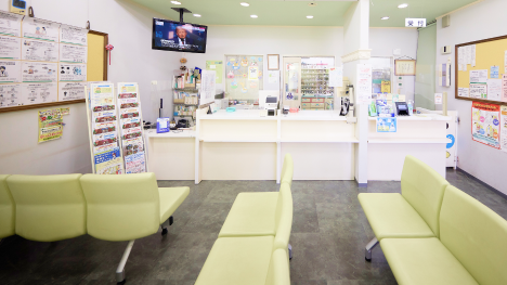 ゆったり座れる待合スペース。健康に関する情報コーナーも充実しています。