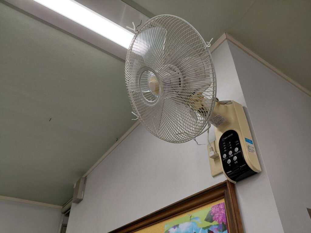 ひまわり薬局 戸頭店の待合室に設置された清掃後の壁掛け扇風機