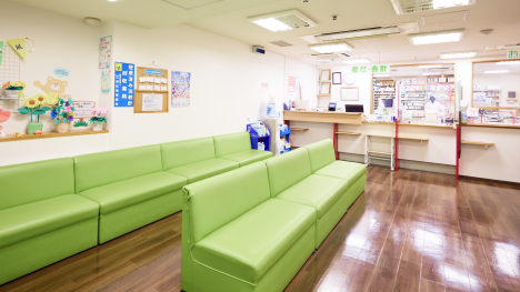 明るい店内。スーパーも隣接しているので待ち時間に買い物もできます。