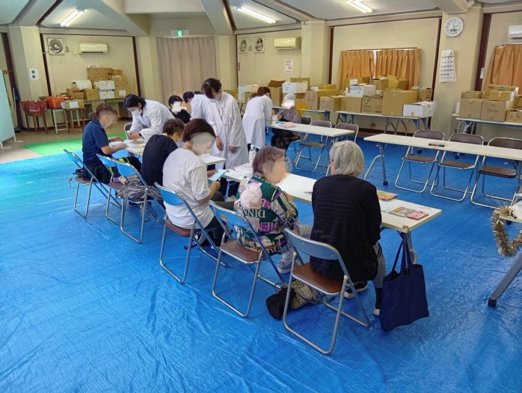 南砂住宅4号棟大ホールで開催されたお薬手帳カバーづくりと茶話会の様子