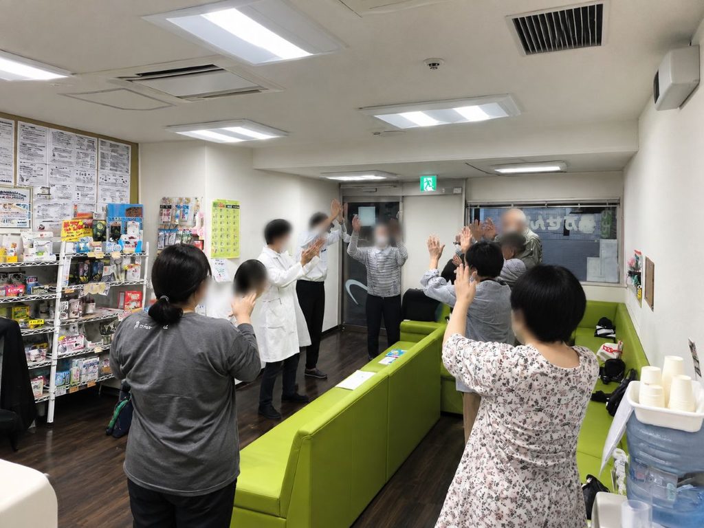 ファミリー薬局東陽町店での栄養教室で手や体を動かしながら参加する皆さま