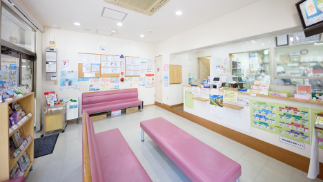 広く清潔な店内。ゆったりと座ってお待ちいただけます。