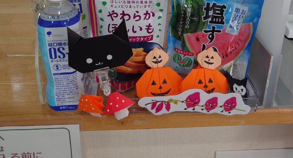 秋の訪れを感じる店内へ