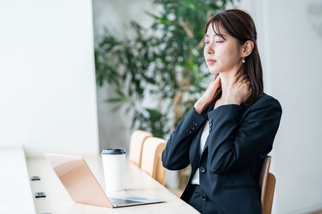 出先・会社でできるストレッチ3.座りながらできる「肩の上げ下げストレッチ」