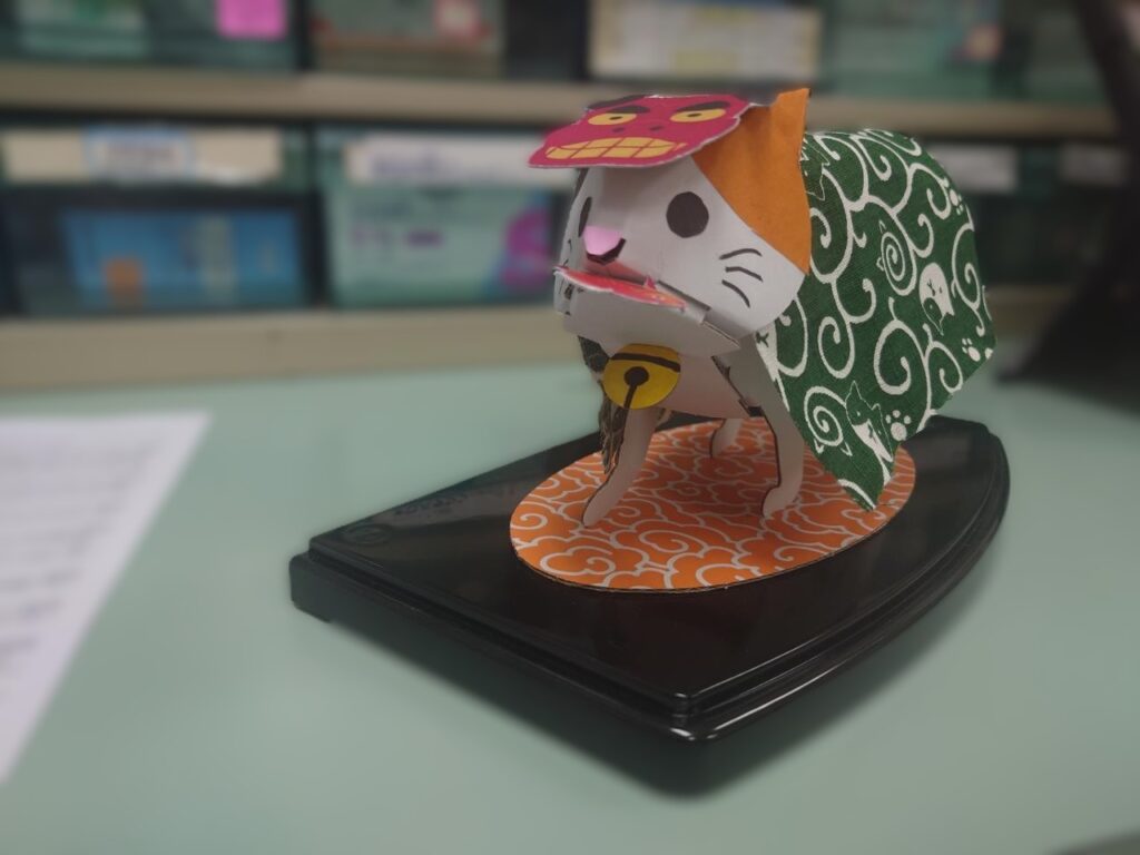 ひまわり薬局豊四季駅前店のお正月飾り｜鯛をくわえた獅子舞衣装の手作り猫