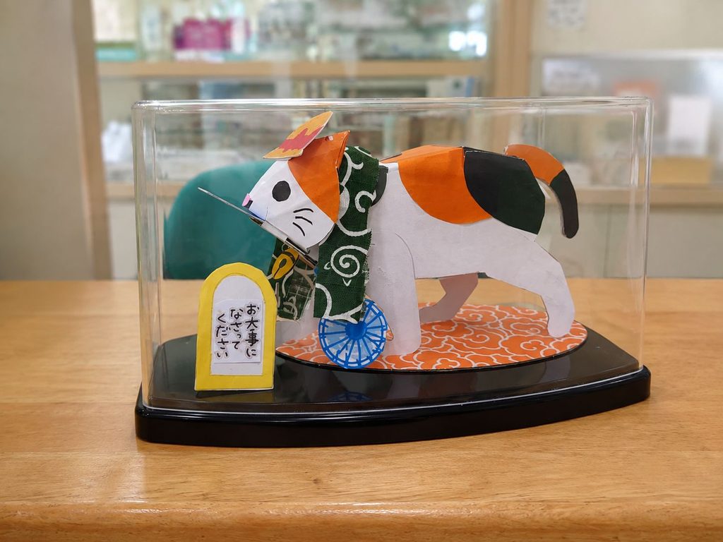 ひまわり薬局豊四季駅前店に飾られた残暑をしのぐ手作りの猫