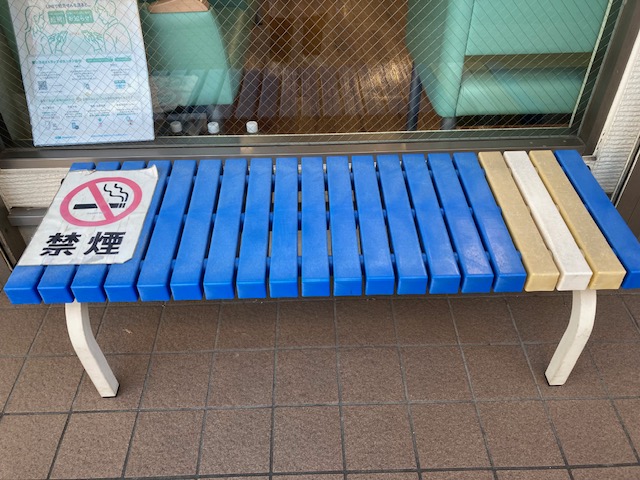 店舗入り口で、通りの人々の休憩場所として14年のベンチ