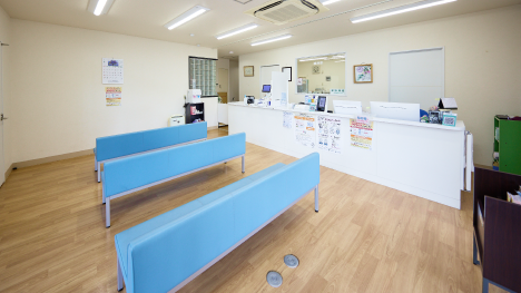 広々とした待合。密にならず安心して過ごせる空間つくりを心がけています。