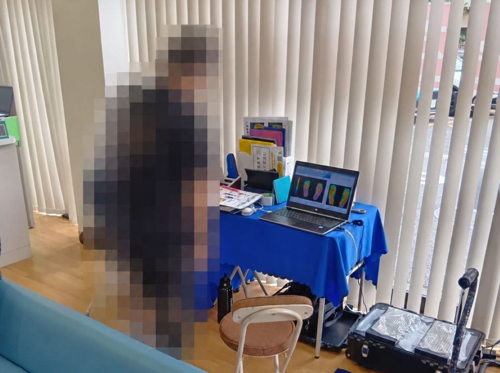 都賀駅前薬局で重心バランスを測定している様子