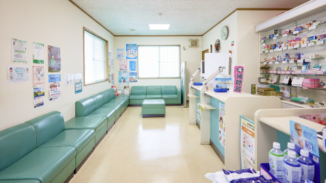 ゆったりと座ってお待ちいただけます。市販薬のご相談もお受けしています。