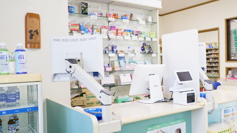 お渡し口では、お手元で薬を確認しながらわかりやすくご説明いたします。