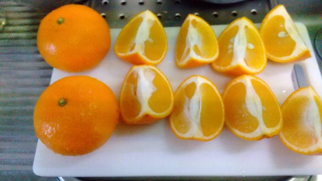 ご自宅で収穫された夏みかんをカットして下準備している様子