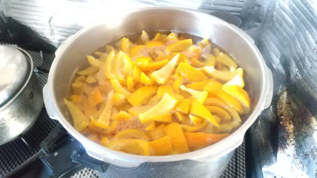 夏みかんの皮を何度も茹でこぼしてあく抜きしている工程