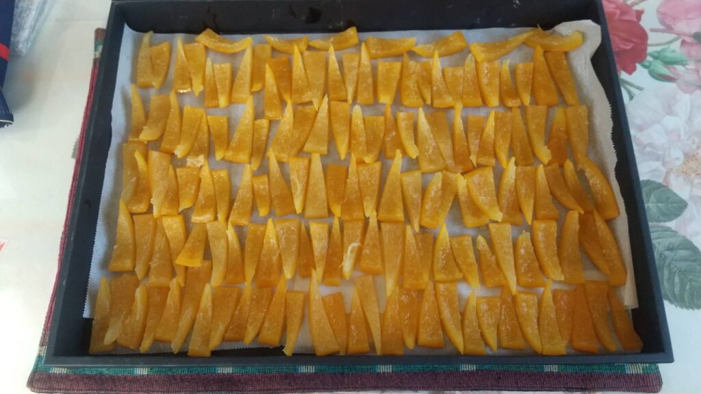 下処理を終えた夏みかんピールを天板に並べて乾燥させている様子