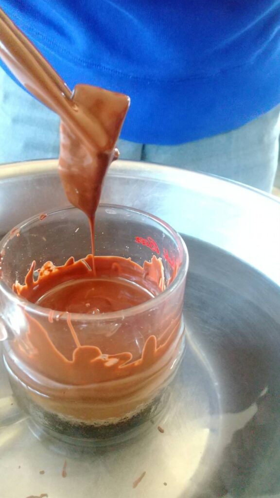 溶かしたチョコレートに夏みかんピールをくぐらせて仕上げている工程