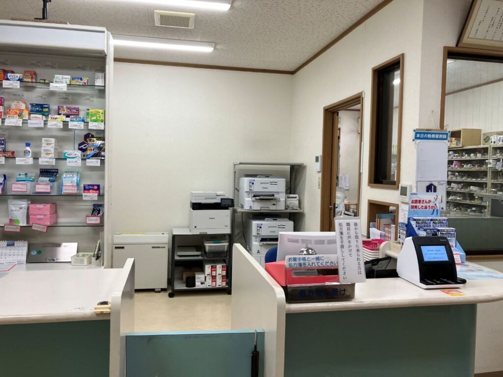 四街道市の薬局バックヤード整理後の様子(白い壁が見える明るい空間)