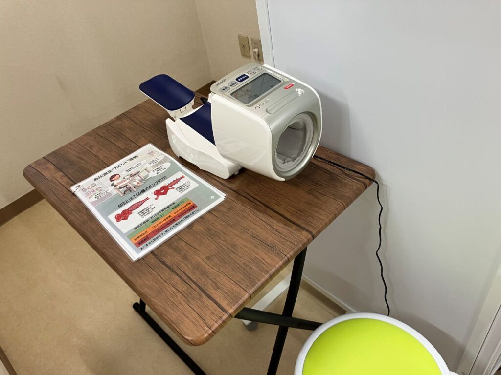みずき薬局四街道店の店内に設置された全自動血圧計と血圧測定の案内