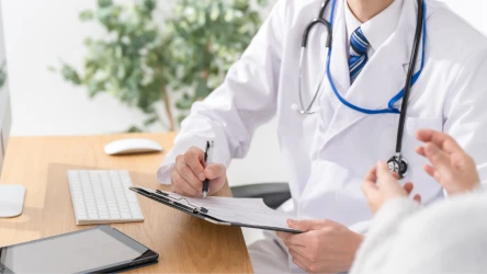 診察を受け、処方箋を受け取る