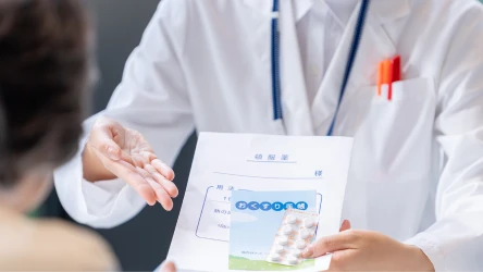 薬局に処方箋を持参し、薬を受け取り、説明を聞く※処方箋の使用期間は4日間ですので、期限内にお受け取りください