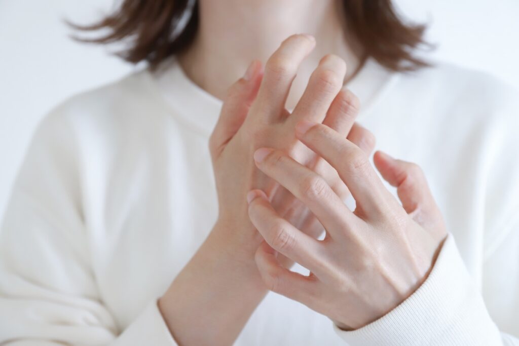 大人のアトピーと子供のアトピーの違いとは?年齢で変わる症状