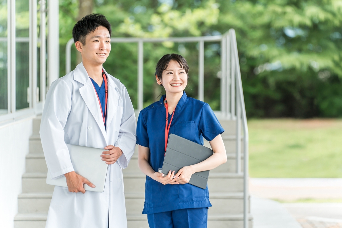 AI時代に「対人業務」が選ばれる理由。薬剤師に向いている人とそのスキル