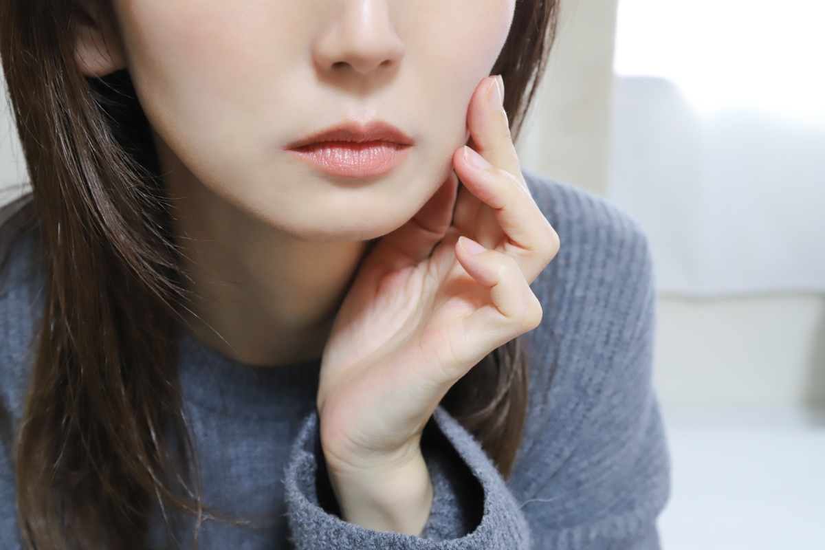 夏になると肌が荒れるのはなぜ？汗・皮脂・“肌ダニ”との関係を薬剤師が解説