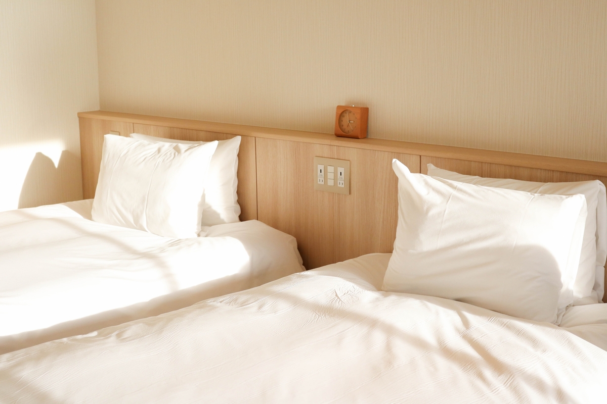 夏の寝苦しい夜対策。睡眠の質を上げる布団、枕、寝室環境の整え方