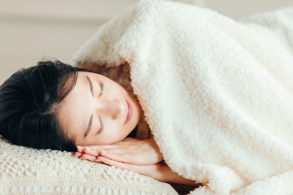 夏の寝苦しい夜対策②:枕で睡眠の質を上げる
