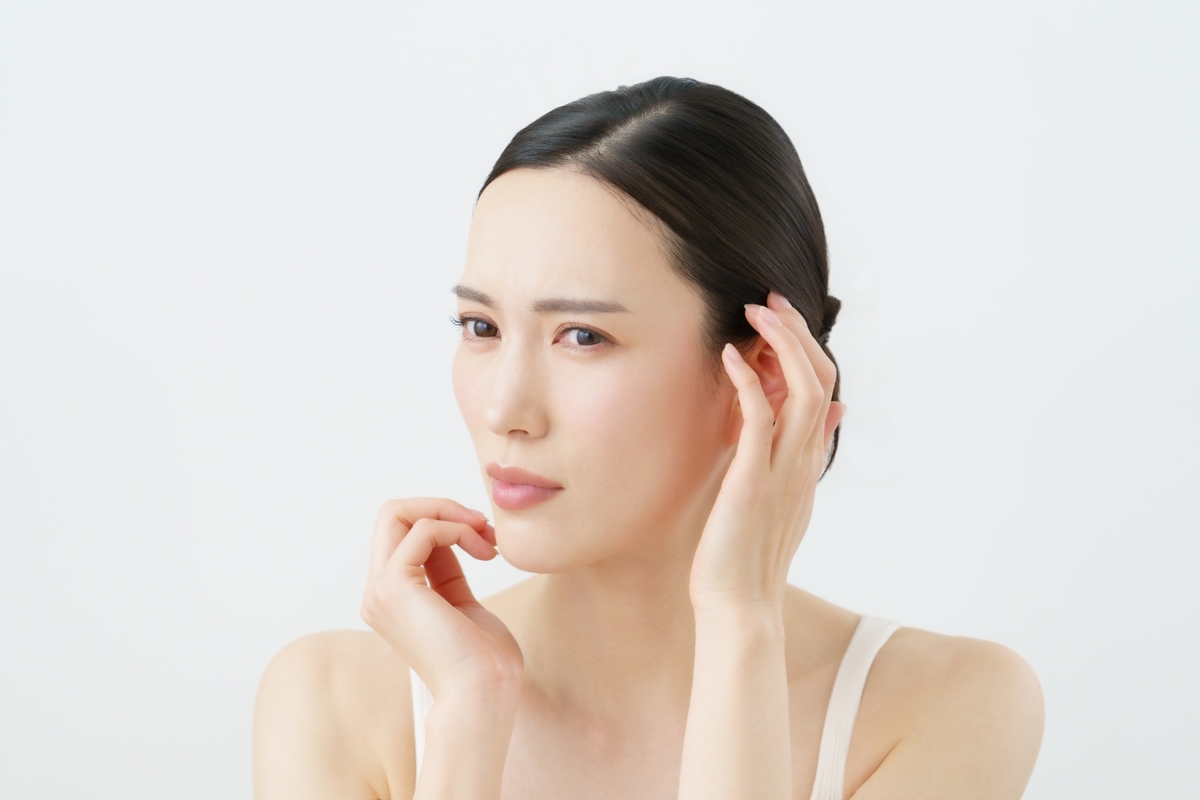 40代から髪質が変わるのはなぜ？うねり、頭皮の乾燥、パサつき、抜け毛の原因