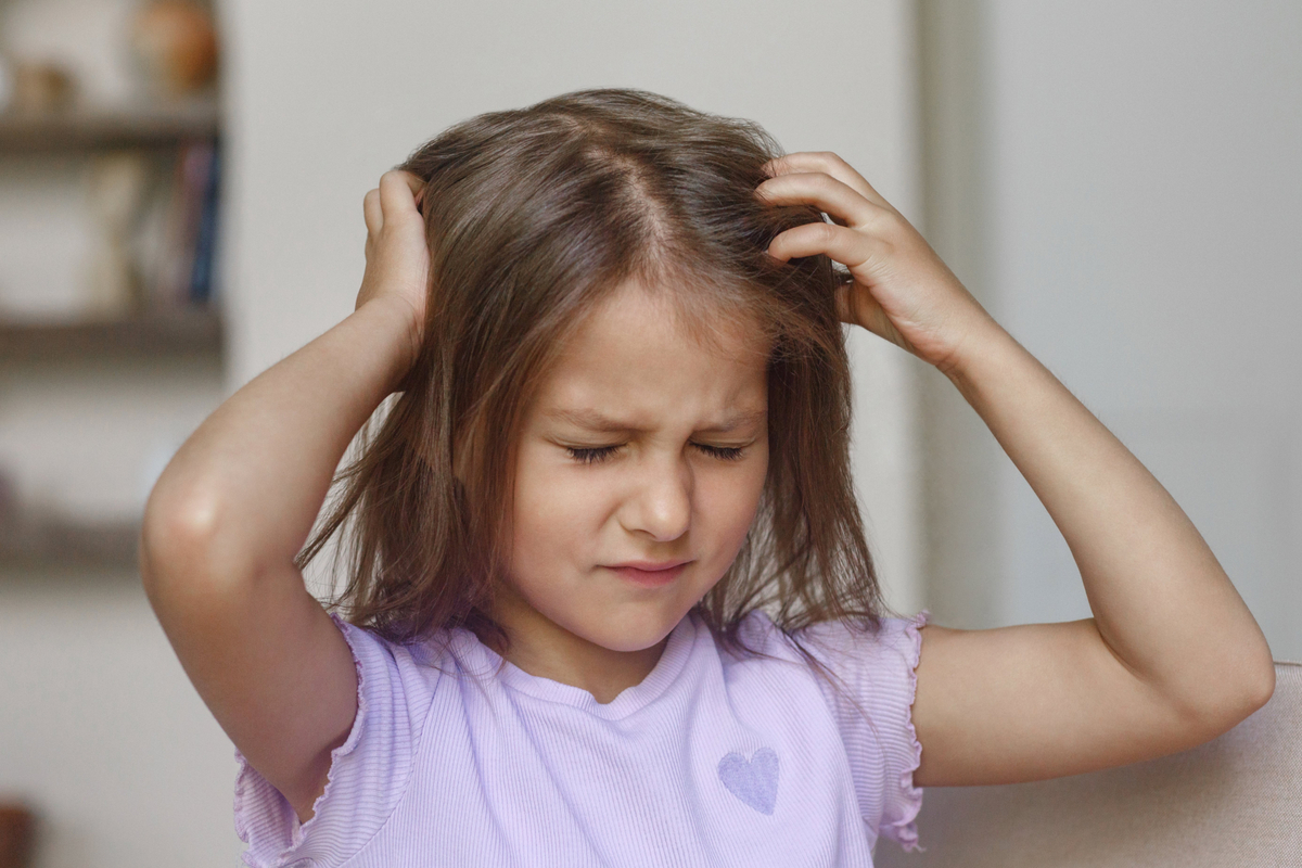プールやお泊まり会でうつる？薬剤師と学ぶ、子どもの『頭シラミ』の正しい対策