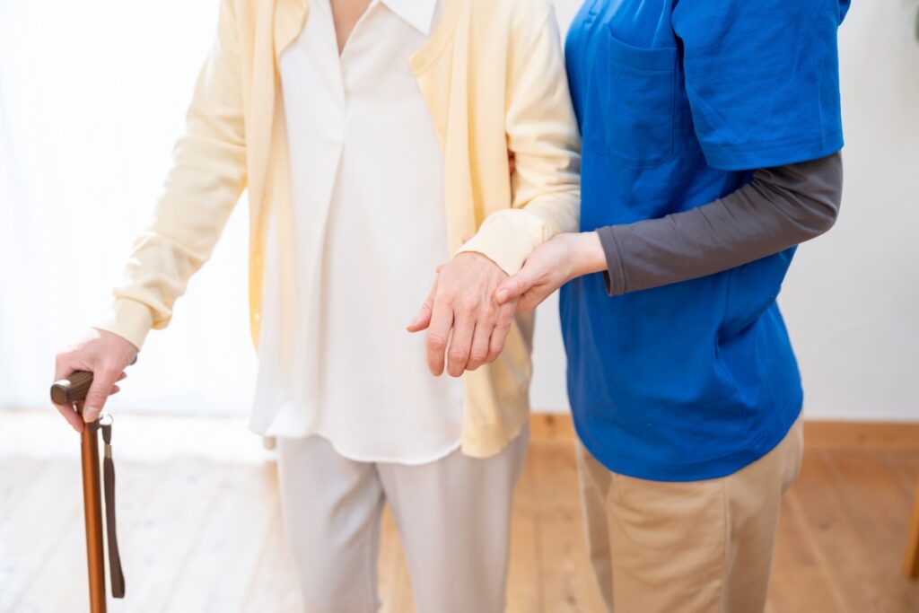 歩くのが不安になったら「杖（つえ）」の使用検討をしてみましょう